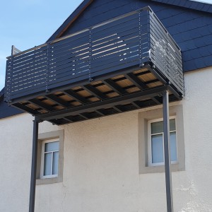 Stahlbalkon mit Sichtschutz,
Geländerfüllung aus Aluminium Lamellen Stahlbalkon mit Sichtschutz
