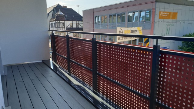 Rotes Geländer aus Edelstah Rotes Geländer aus Edelstah