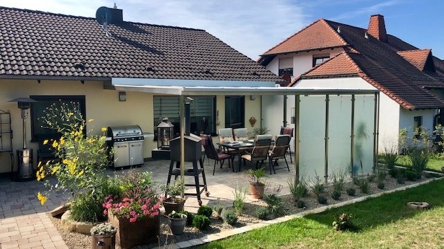 Windschutz und Überdachung aus Edelstahl mit Glas